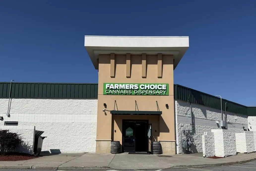 Exterior of Farmers Choice cannabis dispensary in Fishkill with green sign